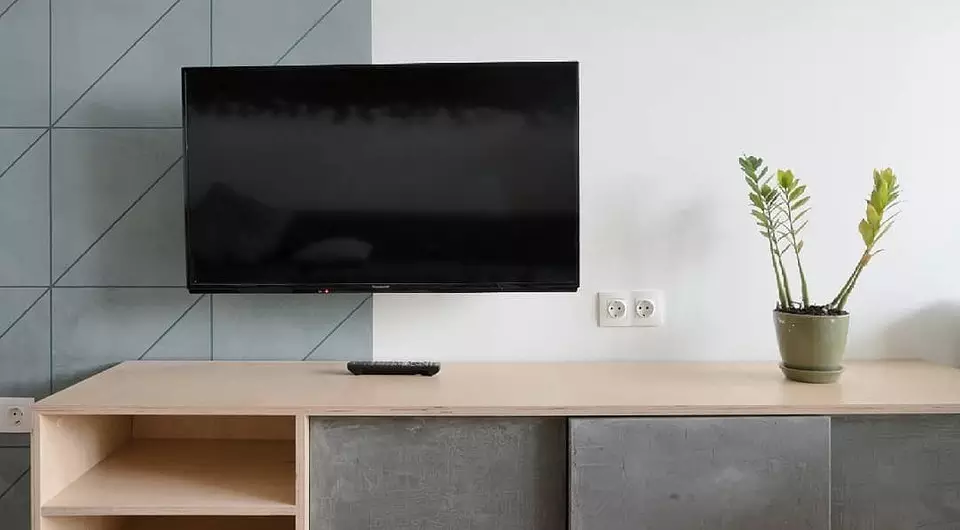 TV op d'Maueren an der Wunnzëmmer: 6 Design Optiounen déi Dir schätzen 32000_98