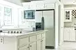 Je mogoče dati mikrovalovno pečico v hladilnik od zgoraj ali v bližini: odgovoriti na sporno vprašanje