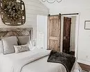 Designul dormitorului în casa de țară: face un interior elegant fără buget 3285_43