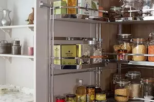 9 item yang dapat Anda simpan di pintu lemari dapur (dan menghemat banyak ruang!) 3288_1
