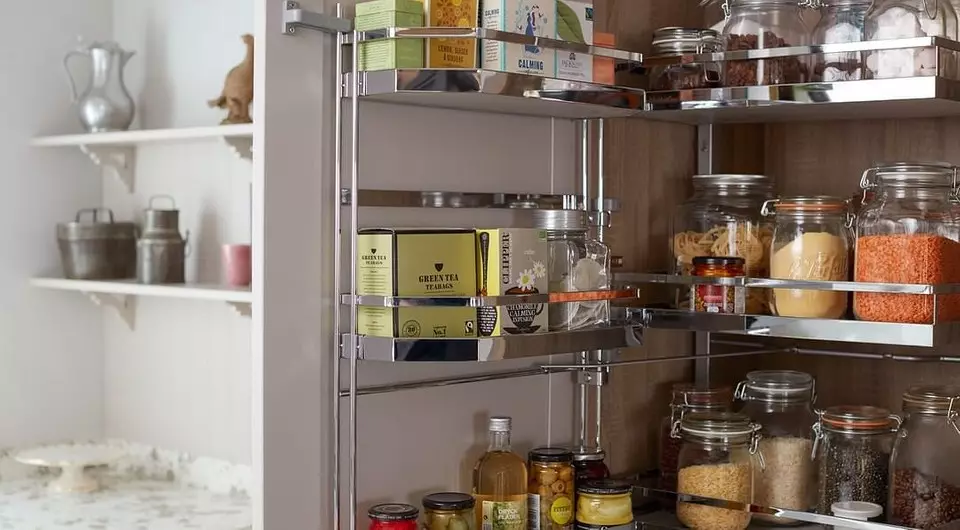 9 العناصر التي يمكنك تخزينها على باب خزانة المطبخ (وتوفير مساحة كبيرة!)