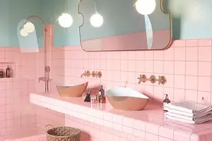 Decoriamo il design del bagno rosa in modo che l'interno sia appropriato ed elegante 3297_1