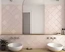 Nous décorons la conception de la salle de bain rose pour que l'intérieur ait l'air approprié et élégant 3297_106