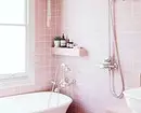 Nous décorons la conception de la salle de bain rose pour que l'intérieur ait l'air approprié et élégant 3297_145