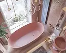 Nous décorons la conception de la salle de bain rose pour que l'intérieur ait l'air approprié et élégant 3297_156