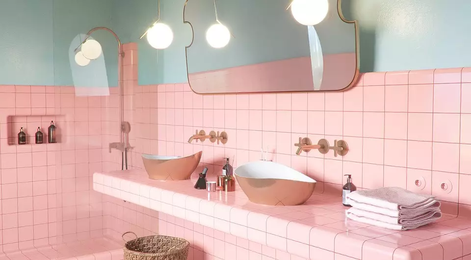 Decoriamo il design del bagno rosa in modo che l'interno sia appropriato ed elegante