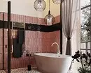 Nós decoramos o design do banheiro rosa para que o interior pareça apropriado e elegante 3297_29