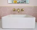 Nós decoramos o design do banheiro rosa para que o interior pareça apropriado e elegante 3297_89