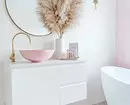 우리는 인테리어가 적절하고 세련된 것처럼 보이도록 핑크 욕실의 디자인을 장식합니다. 3297_91