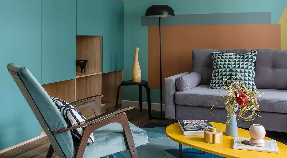 Unusual Scandinavian style: Apartment in Moscow with art objects and color block