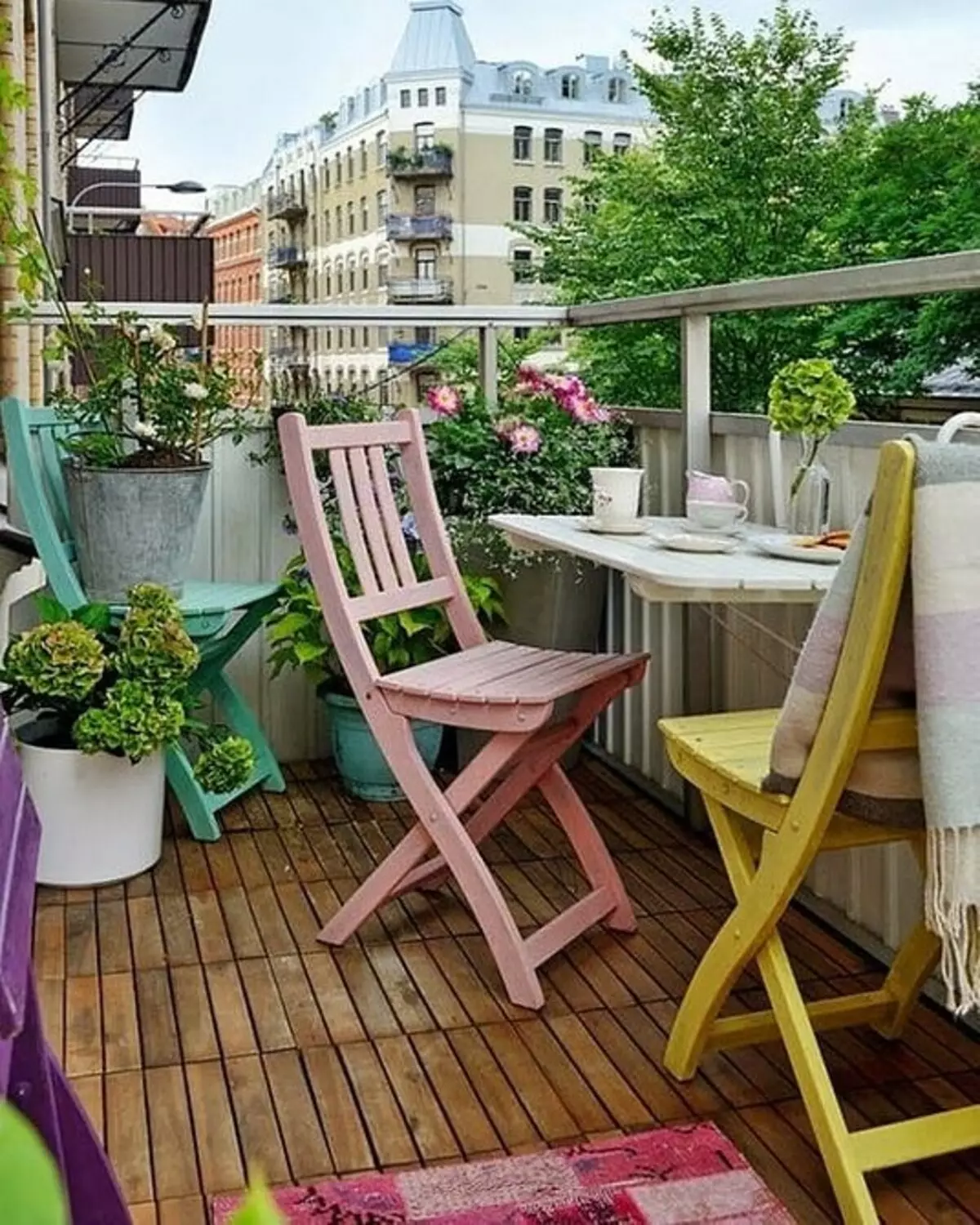אזור בילוי על המרפסת או Loggia: 26 אפשרויות קיץ בכיתה 33446_28