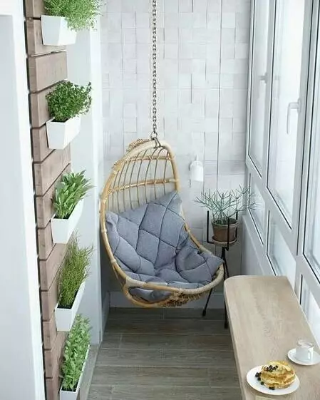 Suspendēts krēsls vasaras balkona dizainā: Foto