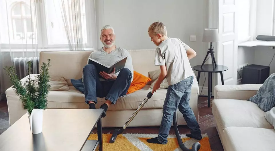 7 прости начина да направите почистването не толкова изтощително, докато седите у дома