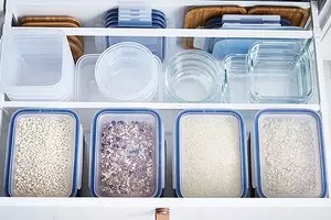 Potpuna narudžba: 6 pametnih ideja za skladištenje kontejnera za hranu u kuhinjskim ormarima 3441_1