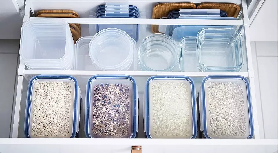 Pesanan penuh: 6 ide pintar untuk menyimpan kontainer untuk makanan di lemari dapur