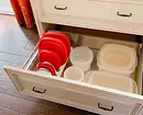 Pesanan penuh: 6 ide pintar untuk menyimpan kontainer untuk makanan di lemari dapur 3441_24