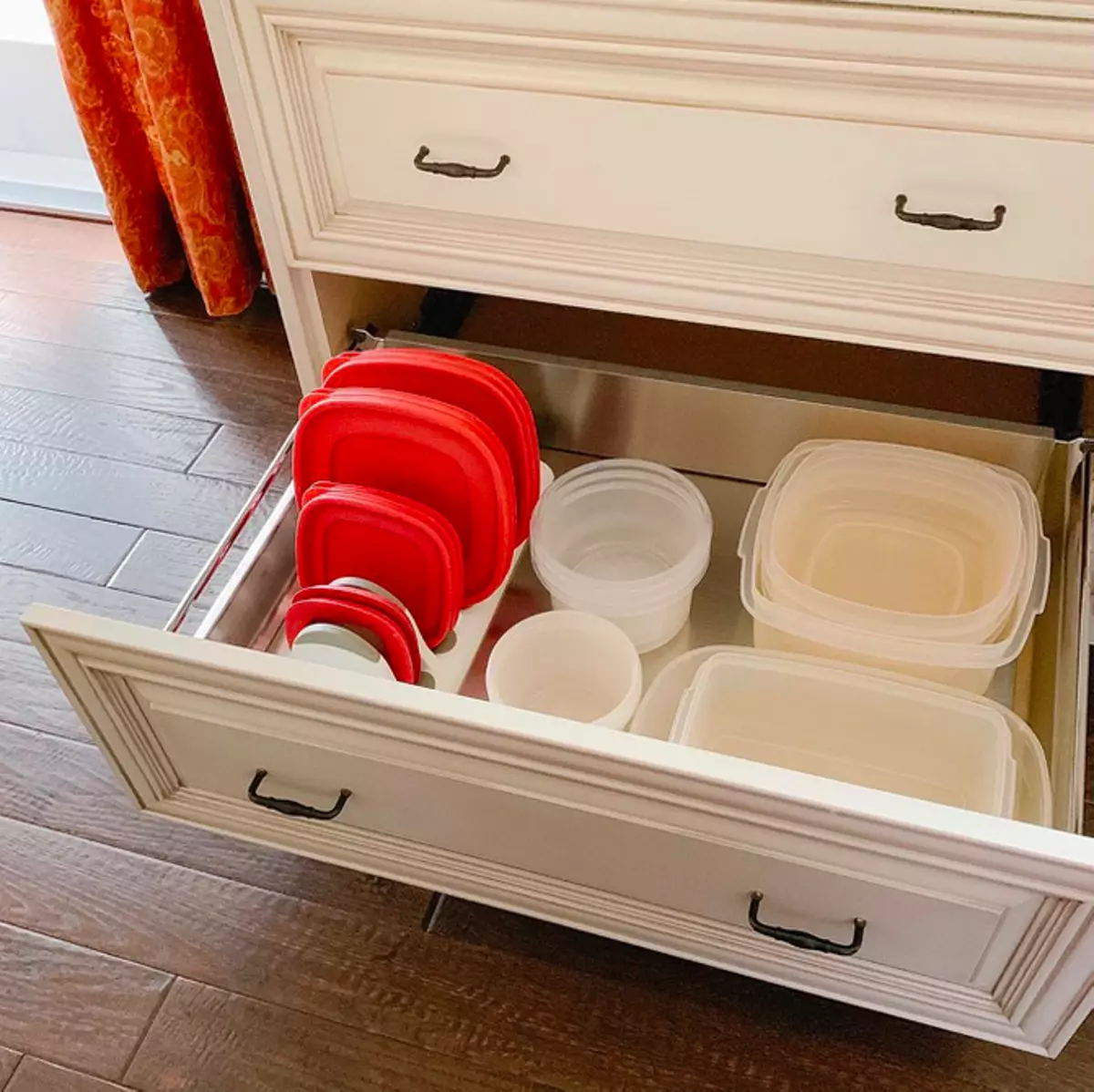 Pesanan penuh: 6 ide pintar untuk menyimpan kontainer untuk makanan di lemari dapur 3441_27