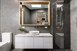6 tipov pre dizajn kúpeľne v šedej bielej farbe a 80 príkladov na fotografii 3529_1