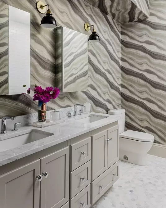 धूळ-पांढर्या रंगात बाथरूमच्या डिझाइनसाठी 6 टिपा आणि फोटोमधील 80 उदाहरणे 3529_12
