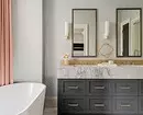 धूळ-पांढर्या रंगात बाथरूमच्या डिझाइनसाठी 6 टिपा आणि फोटोमधील 80 उदाहरणे 3529_154