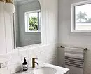 धूळ-पांढर्या रंगात बाथरूमच्या डिझाइनसाठी 6 टिपा आणि फोटोमधील 80 उदाहरणे 3529_157