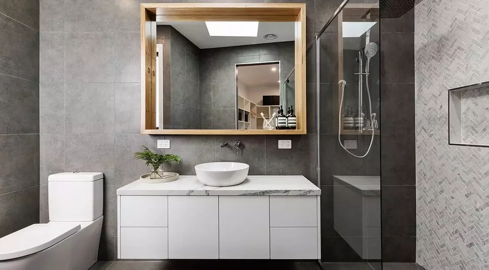 6 petua untuk reka bentuk bilik mandi dalam warna kelabu-putih dan 80 contoh dalam foto