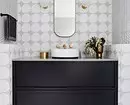 धूळ-पांढर्या रंगात बाथरूमच्या डिझाइनसाठी 6 टिपा आणि फोटोमधील 80 उदाहरणे 3529_36