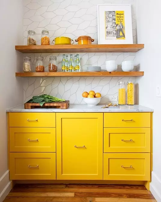 ما یک آشپزخانه زرد را تهیه کردیم: بهترین ترکیب رنگ و 84 عکس 3585_106