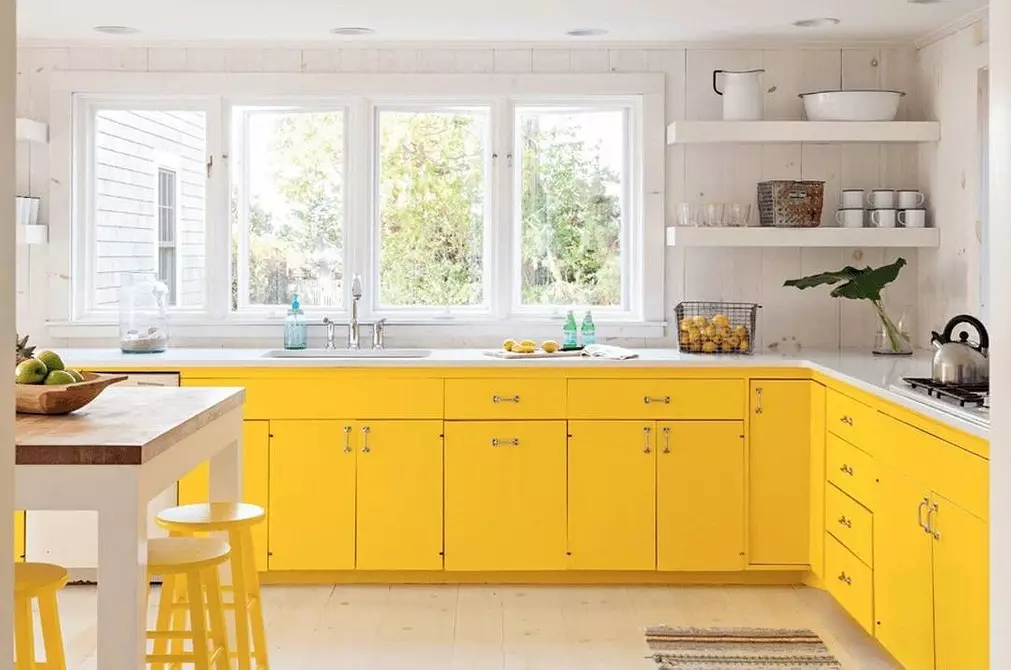 私たちは黄色のキッチンのインテリアを引き上げる：最高の色の組み合わせと84枚の写真 3585_108