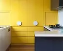 A sárga konyha belsejét készítjük: a legjobb színkombinációk és 84 fotó 3585_123