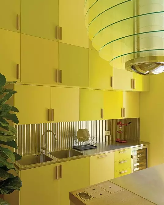 私たちは黄色のキッチンのインテリアを引き上げる：最高の色の組み合わせと84枚の写真 3585_130