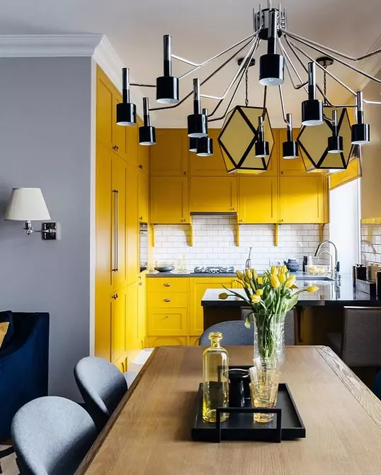 私たちは黄色のキッチンのインテリアを引き上げる：最高の色の組み合わせと84枚の写真 3585_135