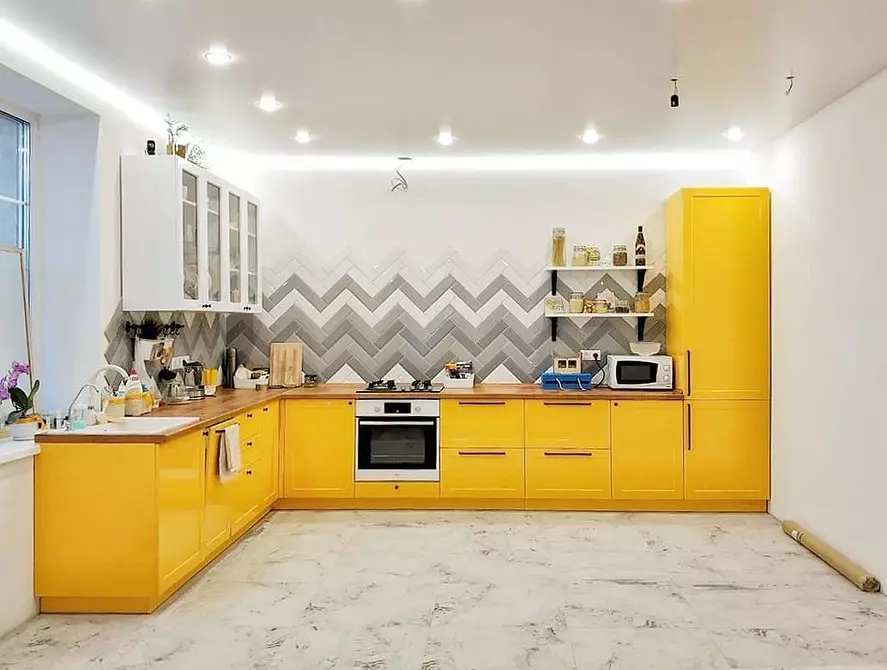 आम्ही पिवळ्या स्वयंपाकघरच्या आतील बाजूस काढतो: सर्वोत्तम रंग संयोजन आणि 84 फोटो 3585_35