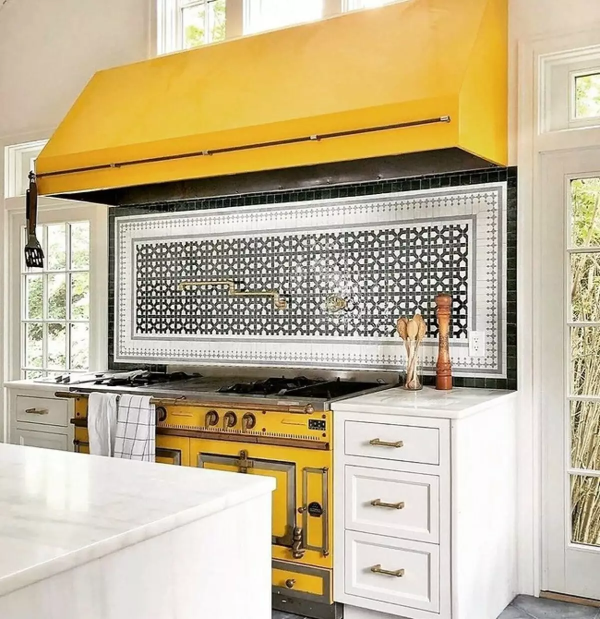 Մենք նկարում ենք դեղին խոհանոցի ինտերիեր. Լավագույն գույնի համադրություններ եւ 84 լուսանկար 3585_41