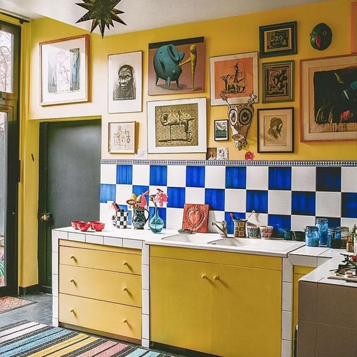 我們繪製了一個黃色廚房的內部：最佳顏色組合和84張照片 3585_75