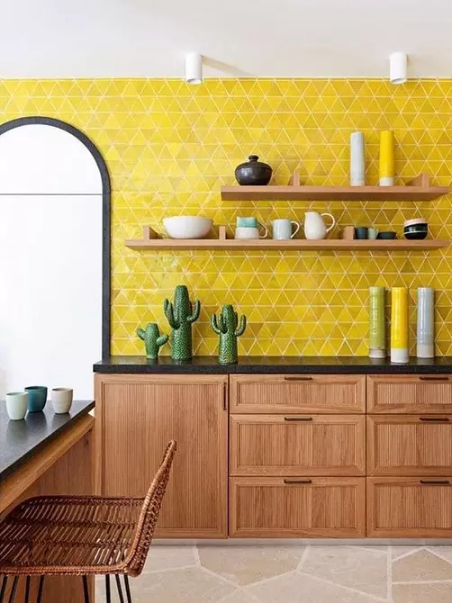 आम्ही पिवळ्या स्वयंपाकघरच्या आतील बाजूस काढतो: सर्वोत्तम रंग संयोजन आणि 84 फोटो 3585_99