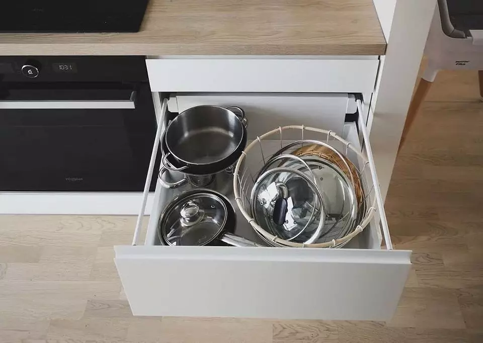 7 Ingenious ideas for storing covers that are constantly welded a bunch in a box 3617_15