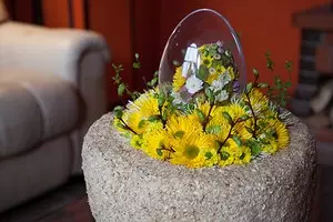 4 beautiful variants of Easter decorations from chrysanthemums from florists 3671_1