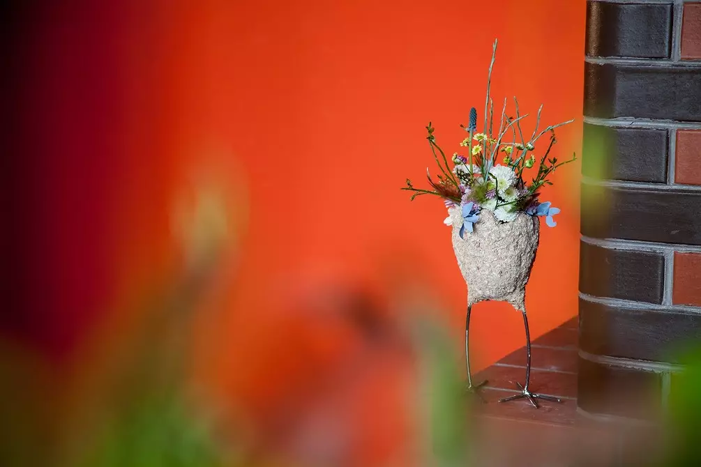 4 красиви варианта на великденските декорации от хризантеми от флористи 3671_6