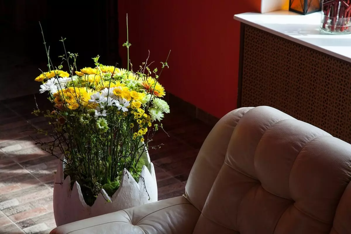 4 красиви варианта на великденските декорации от хризантеми от флористи 3671_7