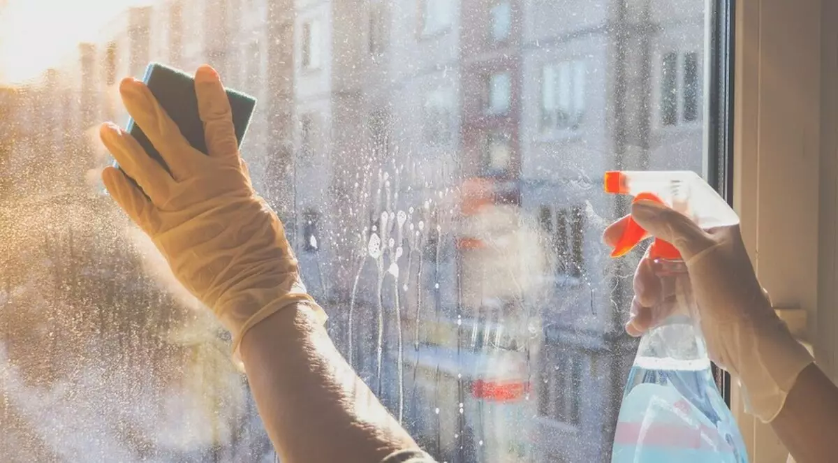8 LifeHas untuk mencuci tingkap yang memudahkan proses dan membuat hasil yang cemerlang (dalam literal)