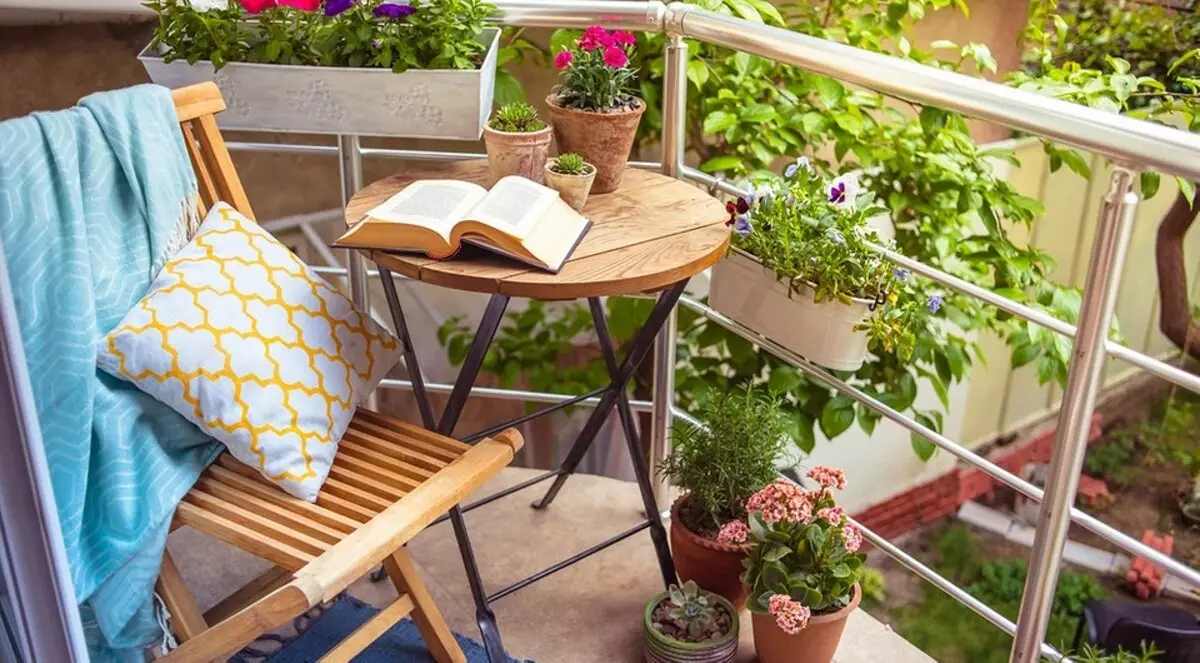 Wenn Sie kein Hütten haben: Wie man ein Blumenbett auf dem Balkon mit eigenen Händen herstellt