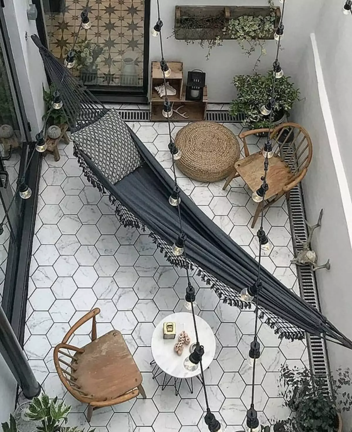 Cum se creează o terasă de vară pe un balcon oraș: 7 idei frumoase și practice 3869_23