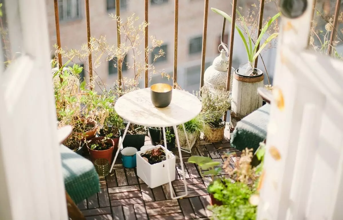 Bagaimana untuk membuat teres musim panas di balkoni bandar: 7 idea yang indah dan praktikal 3869_29