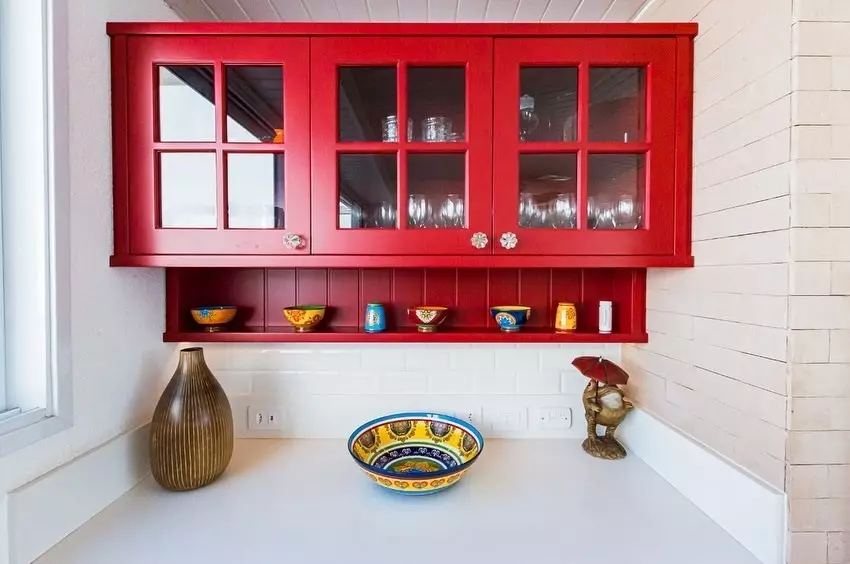 Come emettere un design di cucina bianca rossa: suggerimenti correnti e antiprodifici 3877_25