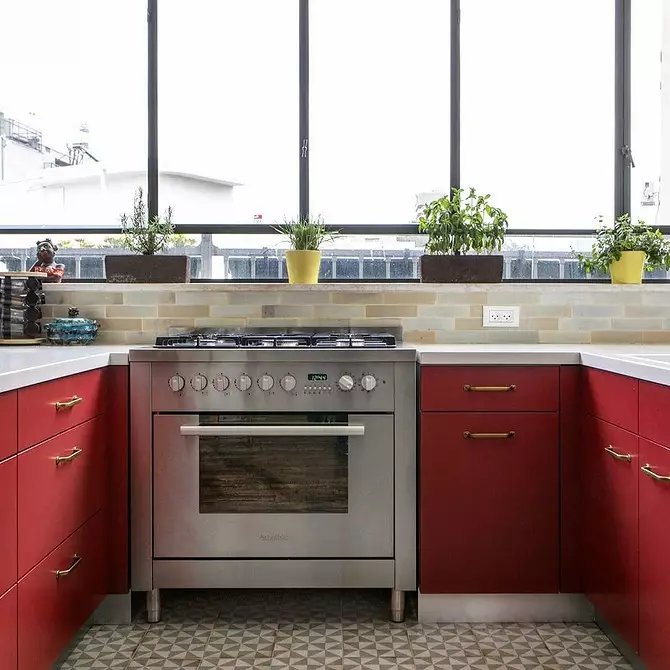 Cómo emitir un diseño de cocina blanca roja: consejos y antiprodios actuales 3877_46
