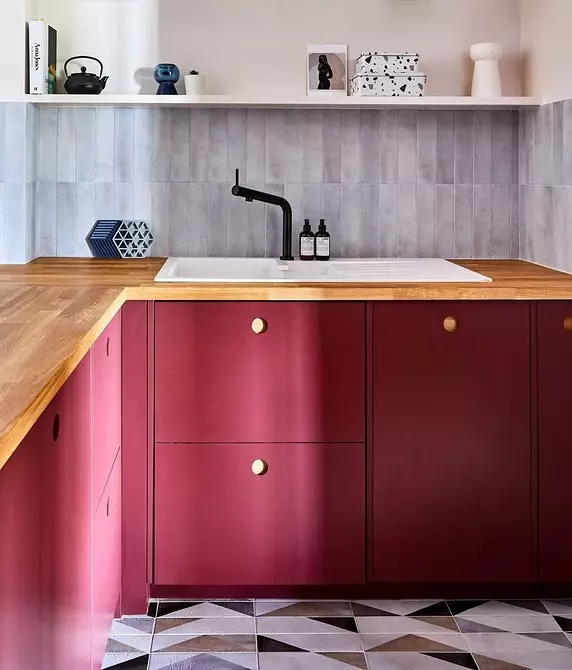 Come emettere un design di cucina bianca rossa: suggerimenti correnti e antiprodifici 3877_47