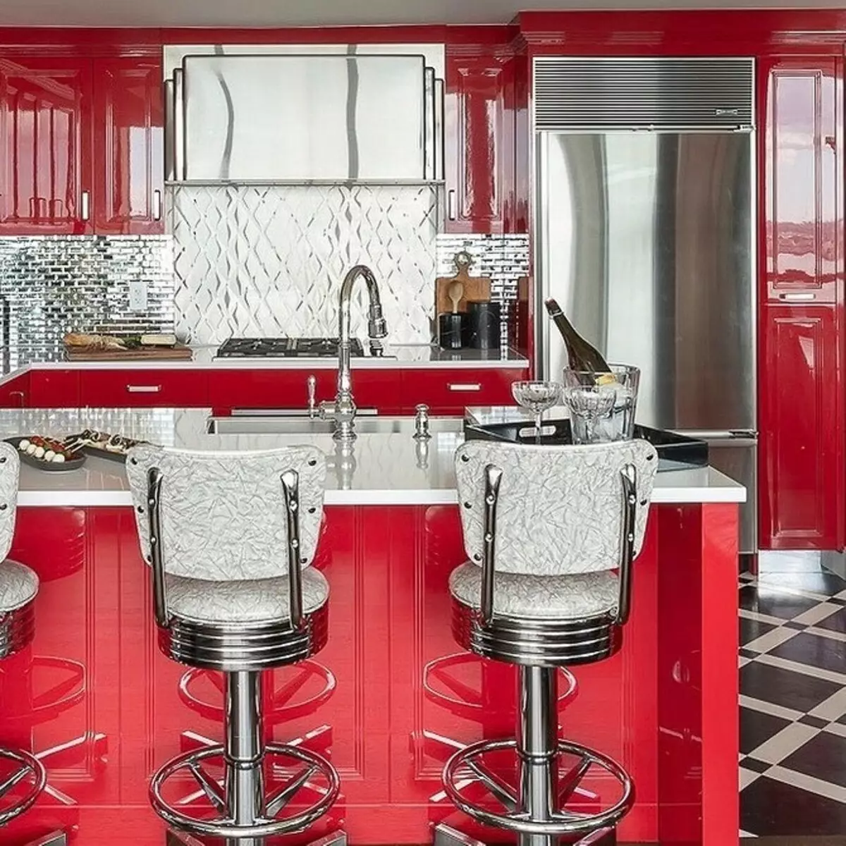 Cómo emitir un diseño de cocina blanca roja: consejos y antiprodios actuales 3877_98