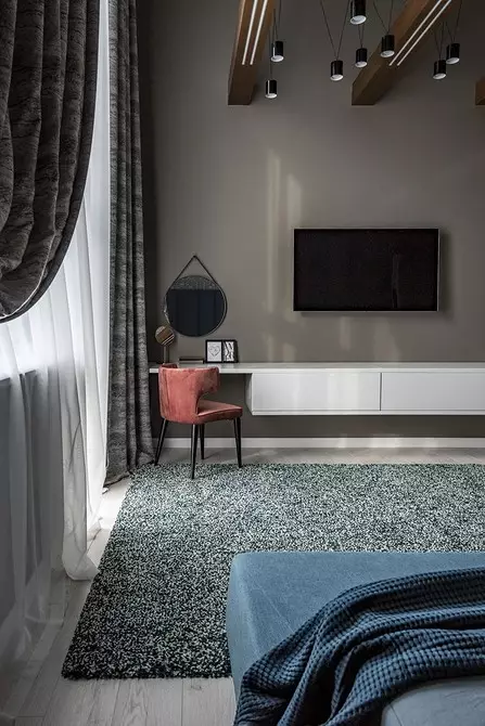 Interior rumah non-standar di Yekaterinburg: warna hitam dan putih, aksen cerah dan elemen chalet 3891_100