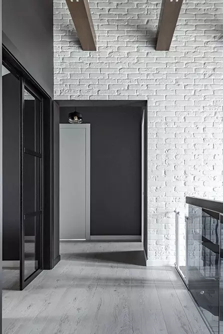 Interior não-padrão da casa em Yekaterinburg: cor preto e branco, acentos brilhantes e elementos de chalé 3891_103